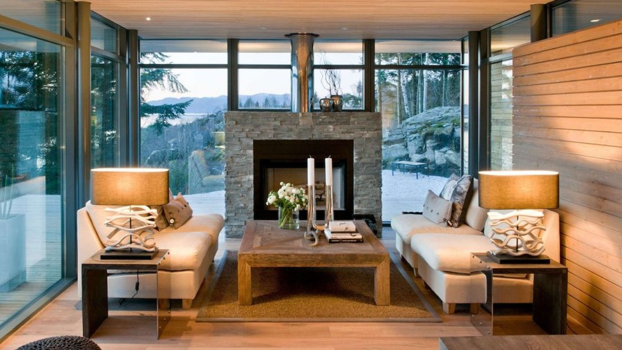 Гостиная с камином и панорамными окнами
