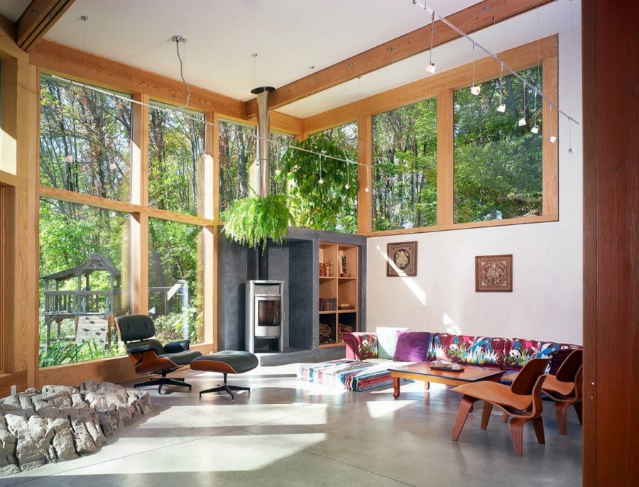 Небольшая гостиная с панорамными окнами на даче