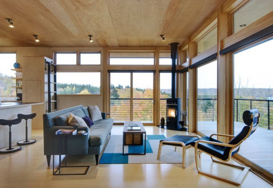 Дом у озера с панорамными окнами