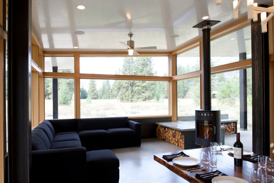 Дом с панорамными окнами и печкой