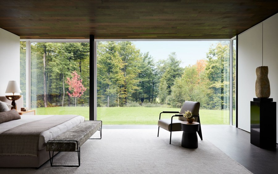 Загородный дом со стеклянной стеной