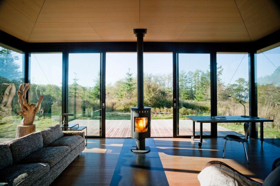 Терраса с панорамным остеклением и камином