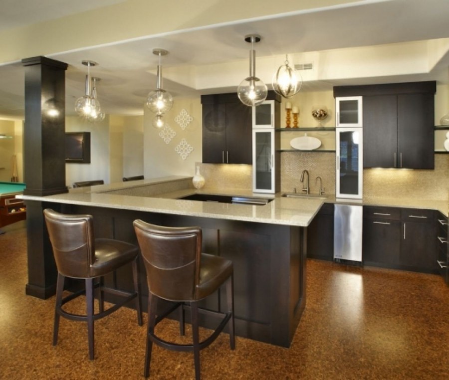 Большие кухни с барной стойкой