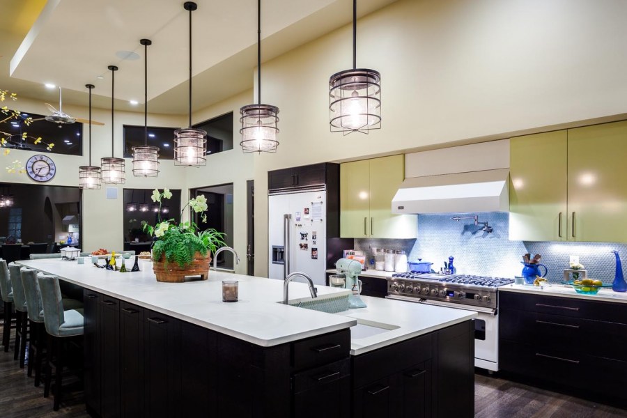 Кухня с большой барной стойкой