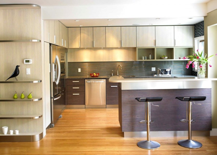 Угловая кухня с барной стойкой