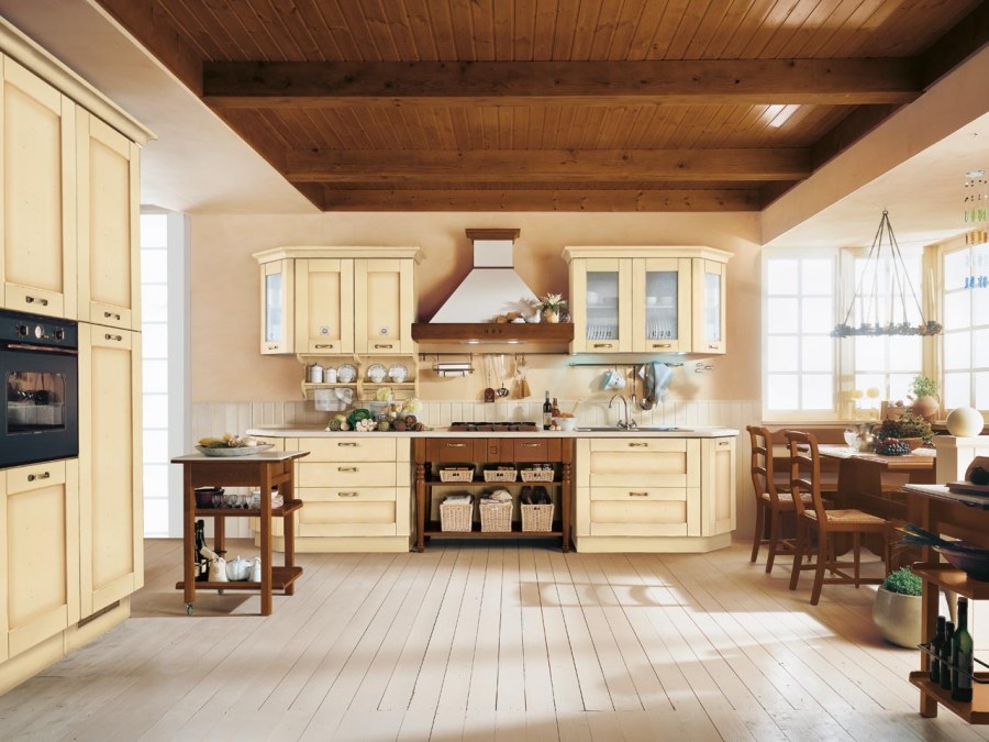 Кухонный гарнитур в бревенчатом доме