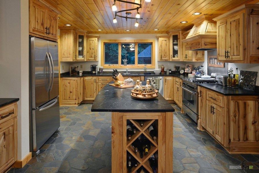 Интерьер кухни в деревянном доме