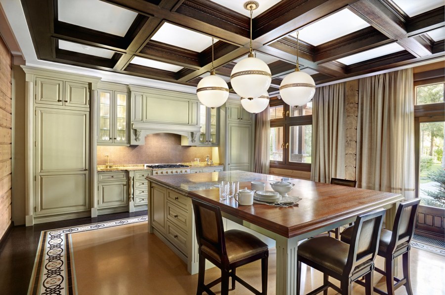 Мятная кухня в деревянном доме