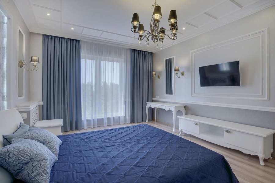 Телевизор на стене в спальне