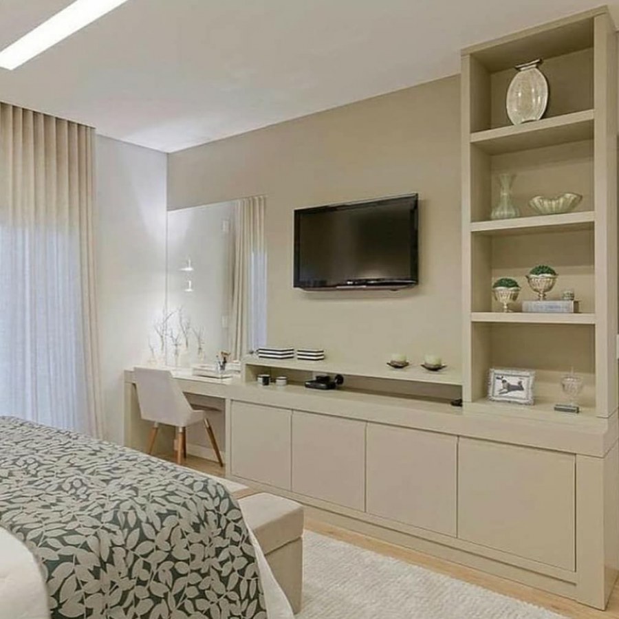 Спальня с телевизором и туалетным столиком