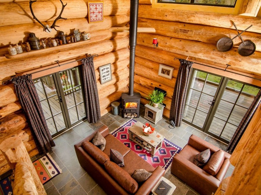 Внутреннее убранство дома из бревен