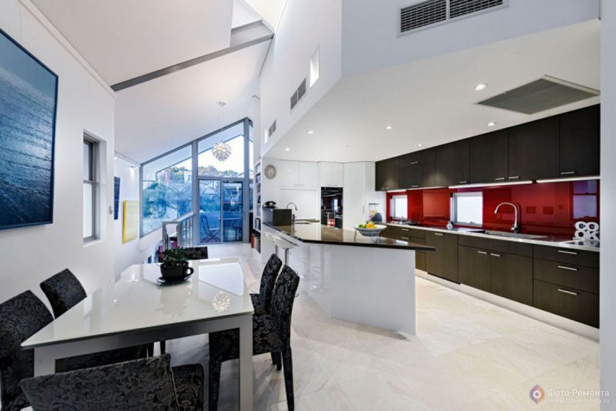 Большая просторная кухня в современном стиле