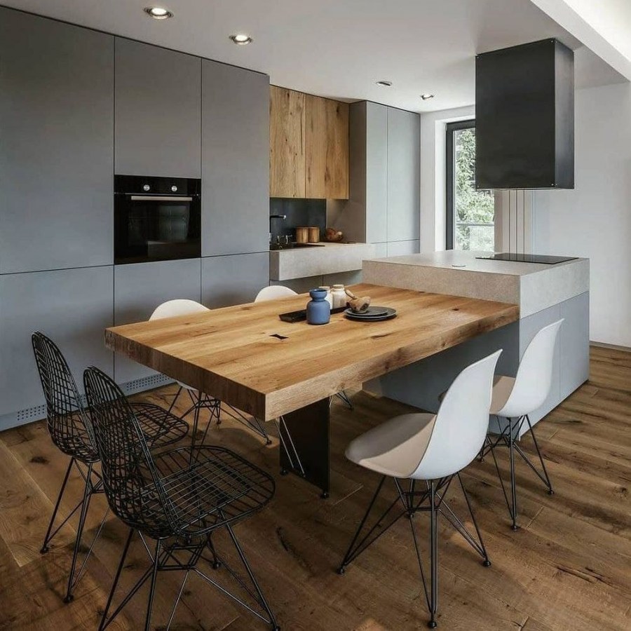 Кухня просторная в современном стиле