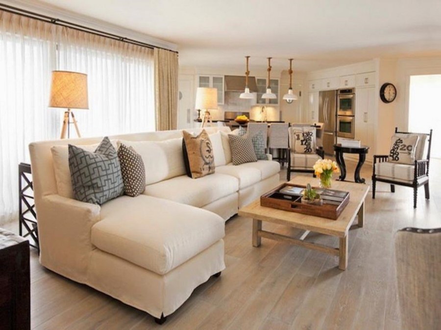 Гостиная со светлым диваном