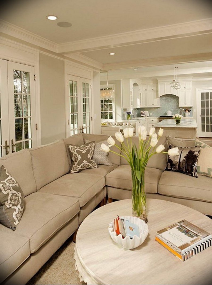 Бежевый диван в интерьере