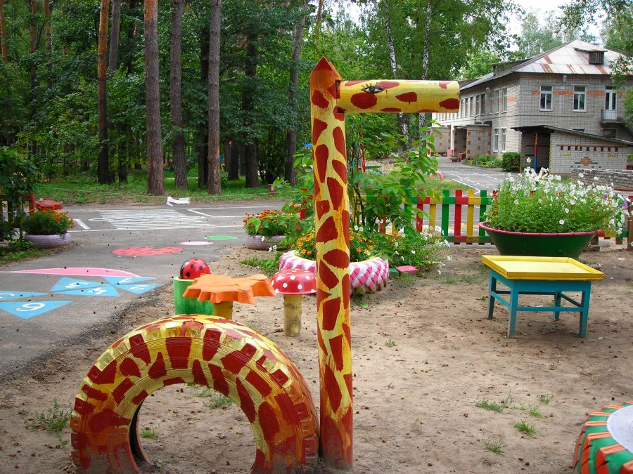 Детская площадка в саду