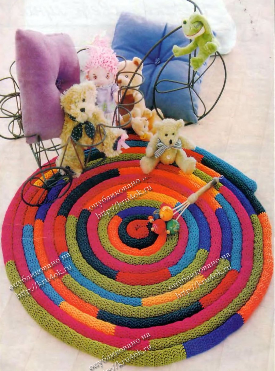 Коврик из остатков плюша