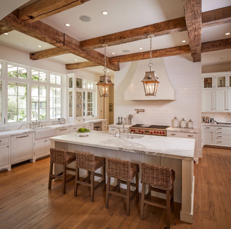 Балки в интерьере кухни