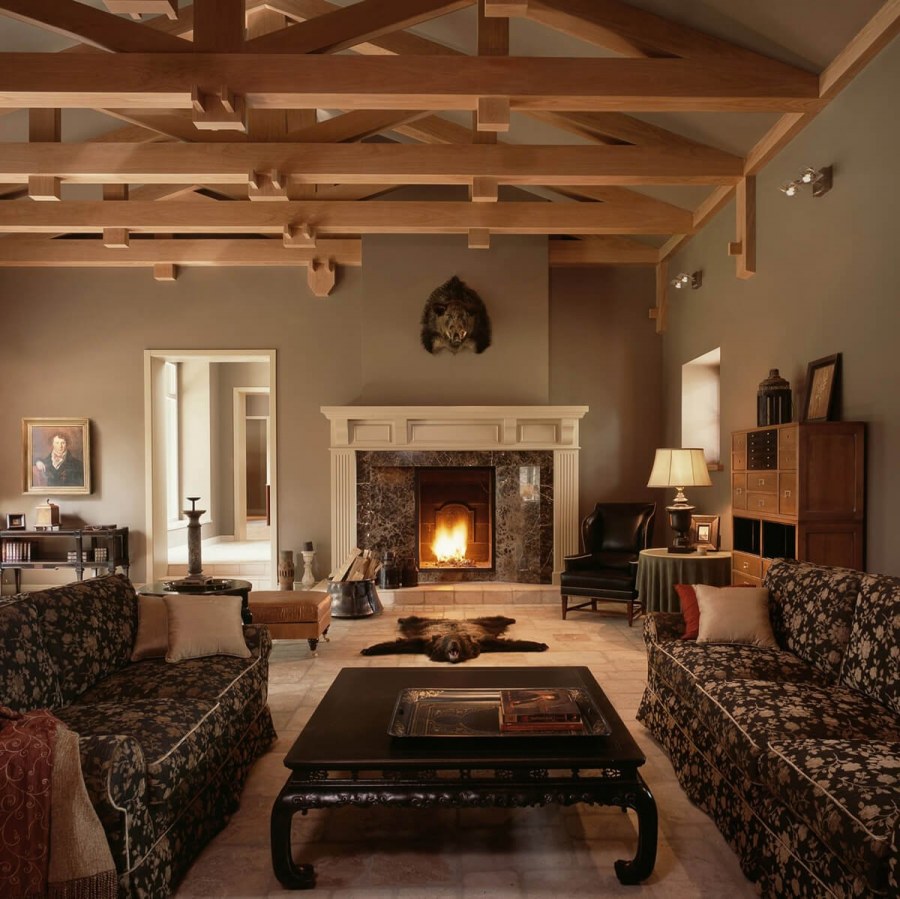Интерьер каминного зала в загородном доме