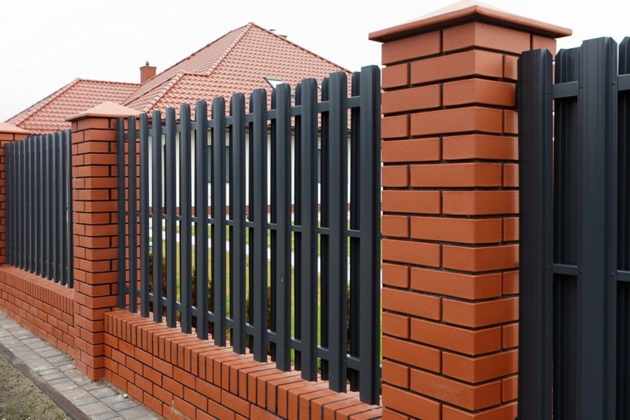 Забор с евроштакетника с кирпичными столбами