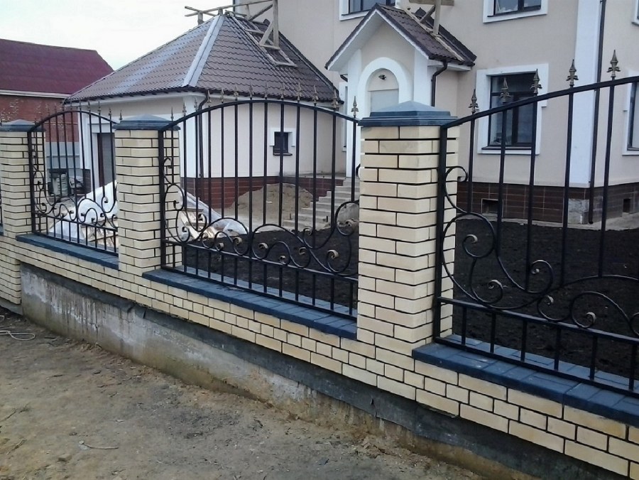 Кованые заборы для частного дома