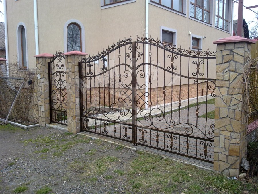 Забор с коваными воротами