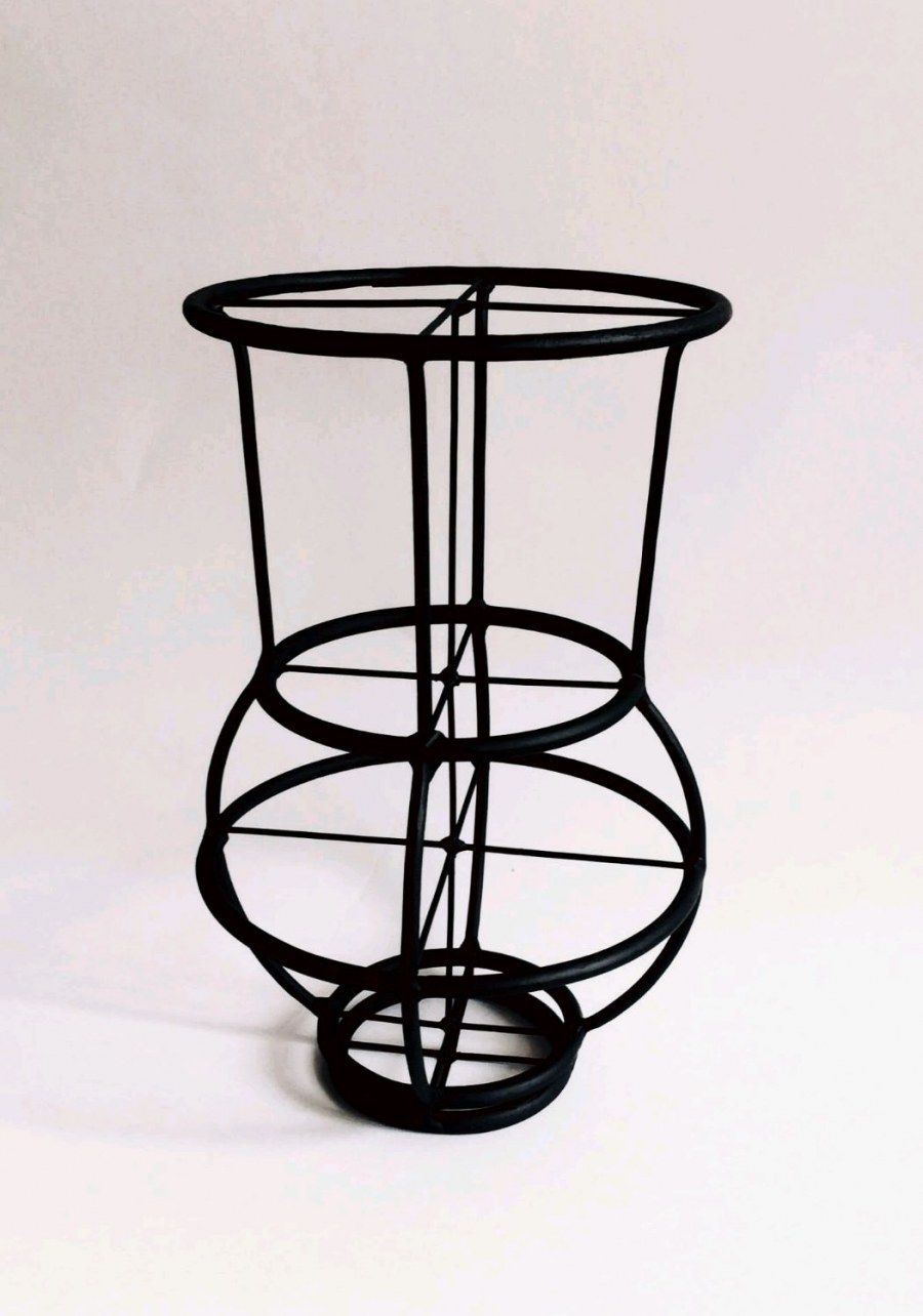 Ваза из металлических прутьев