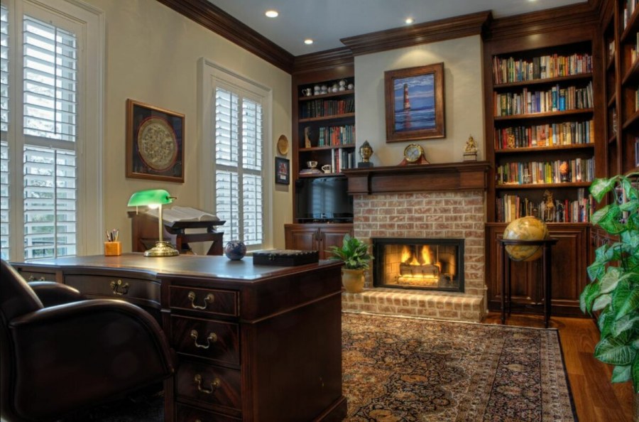 Кабинет с камином