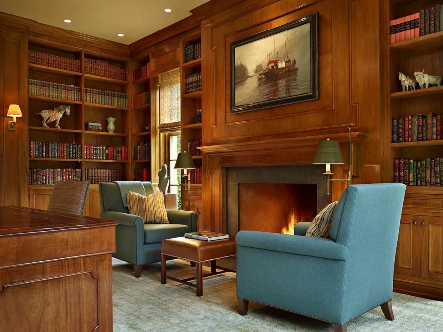 Кабинет в английском стиле с камином