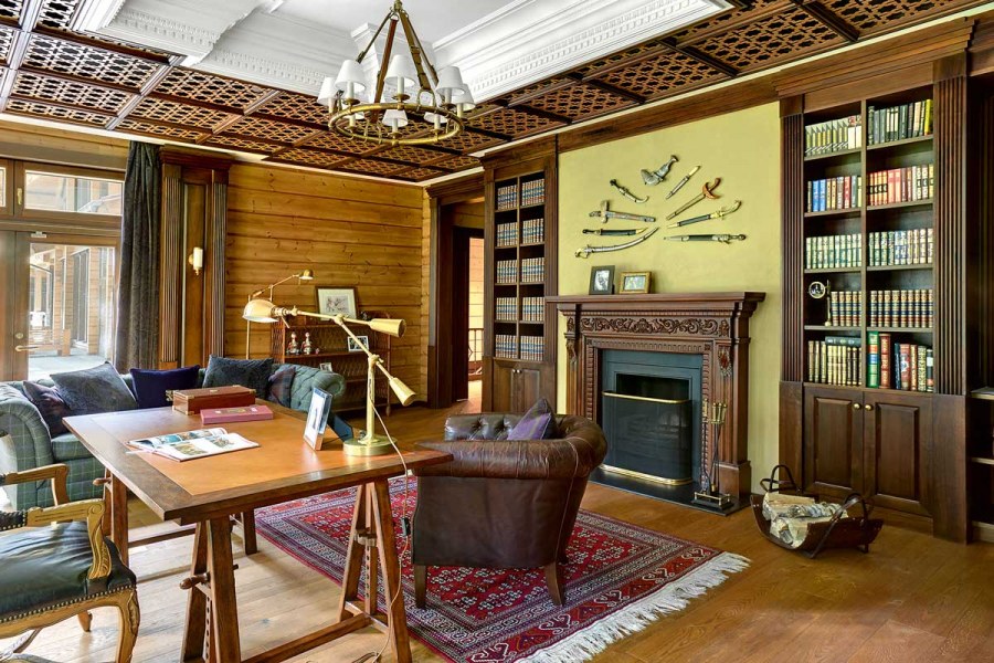 Интерьер кабинета в деревянном доме