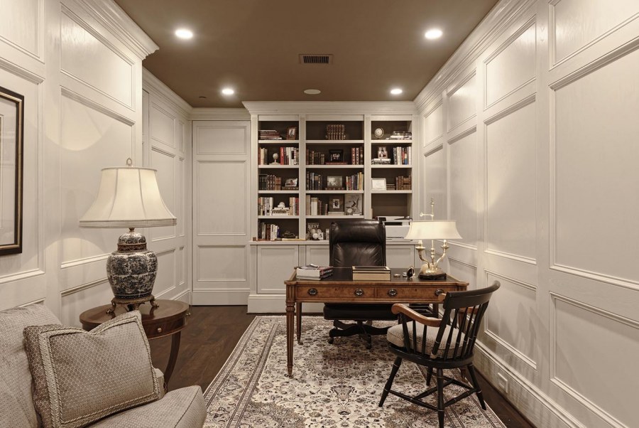 Маленький кабинет в классическом стиле