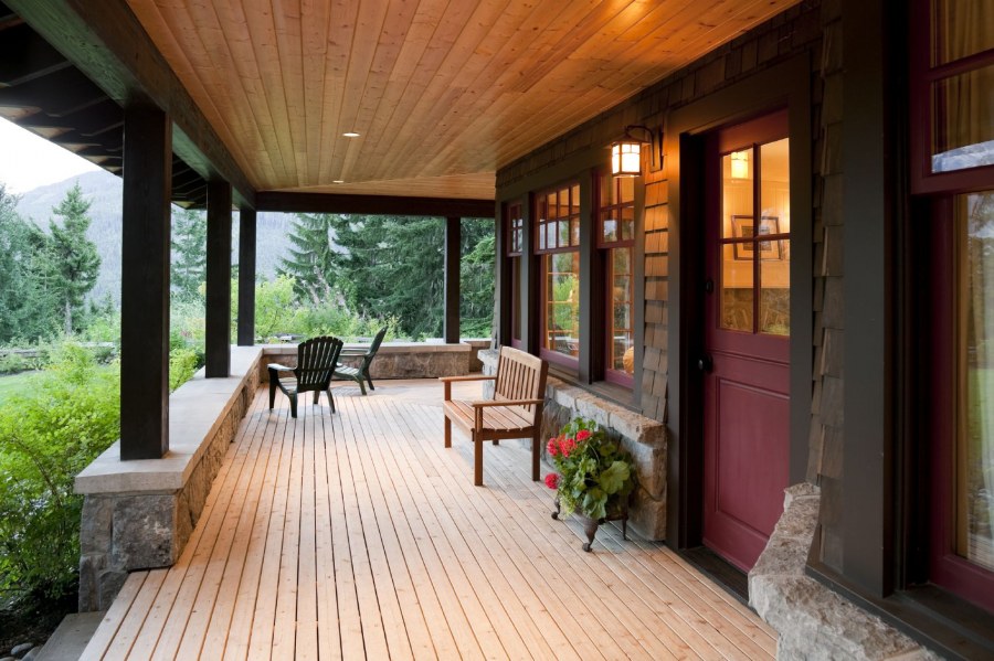 Освещение открытой террасы загородного дома