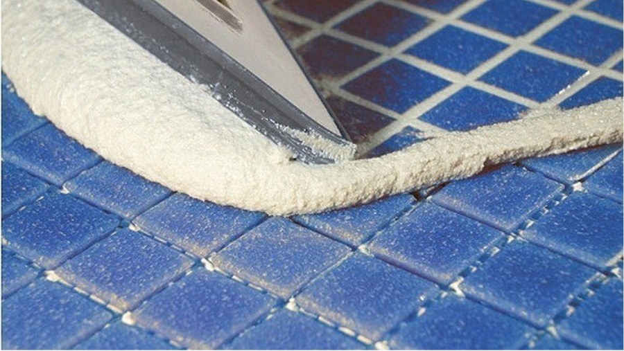 Затирка швов на плитке в ванной