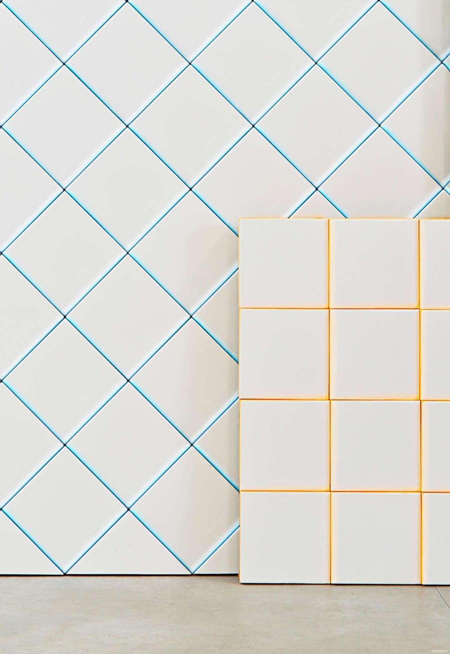 Синяя затирка на белой плитке