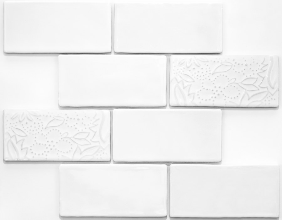 Белая плитка с салатовой затиркой