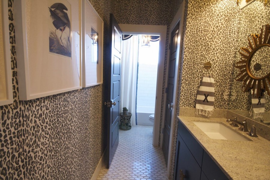Коридор с обоями леопардовыми