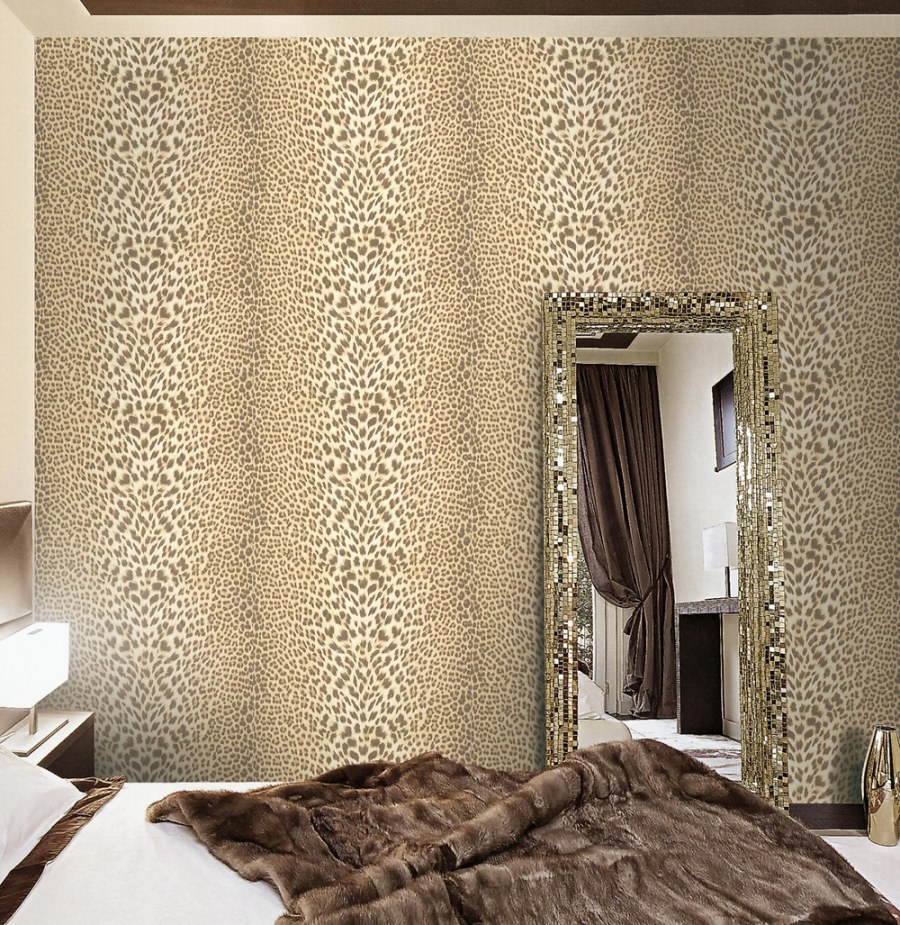 Обои Роберто Кавалли в интерьере спальни леопард