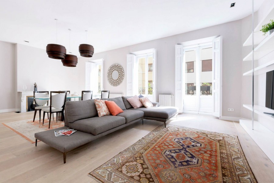 Светлый ламинат в интерьере гостиной