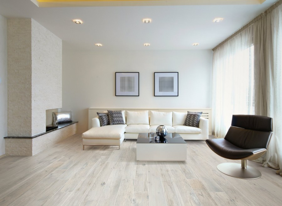 Белый пол в гостиной