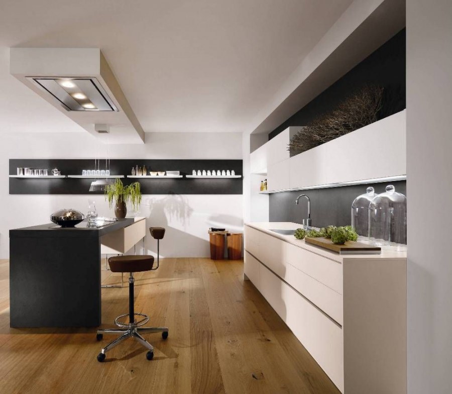 Бежевая кухня с темным полом