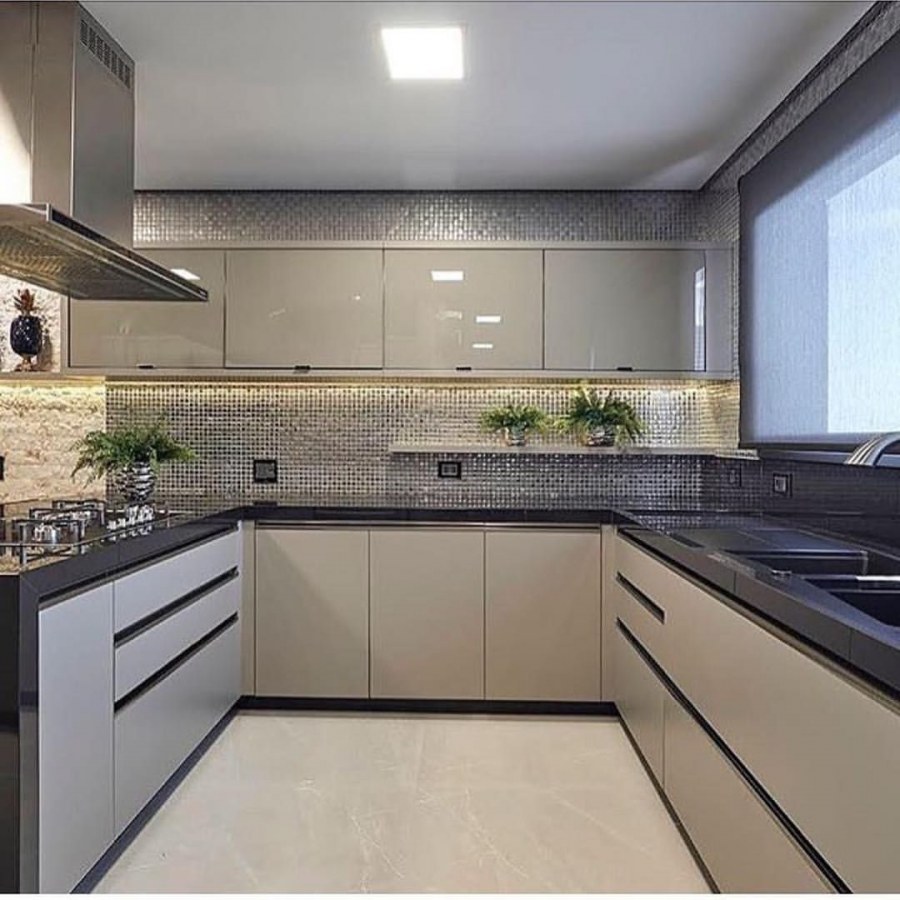 Бежевая кухня с черной столешницей