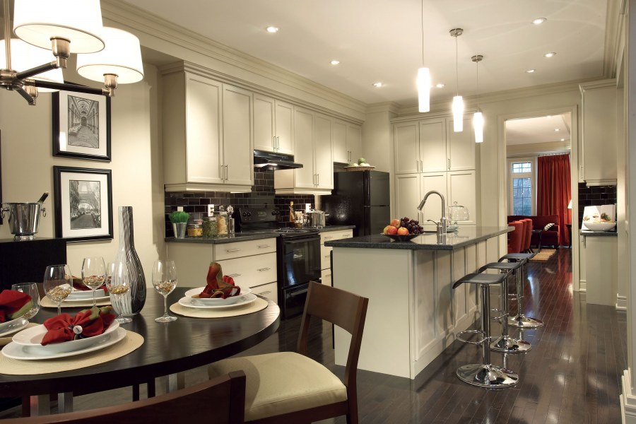 Интерьер кухни с темной столешницей