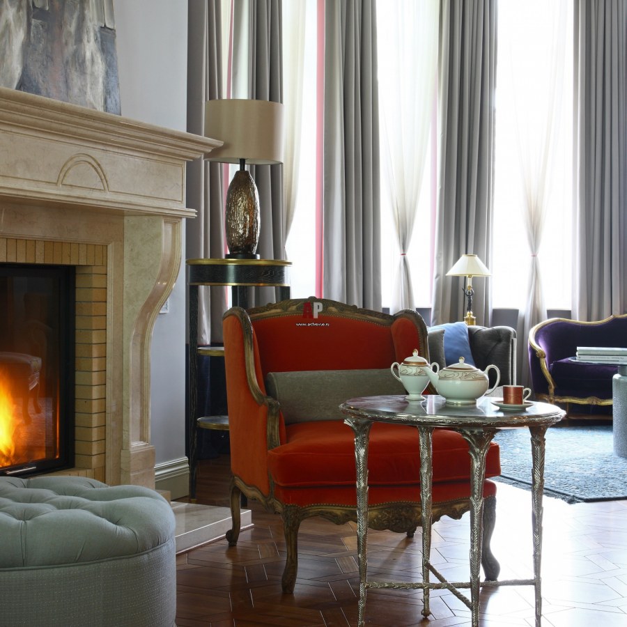 Камин в неоклассическом интерьере