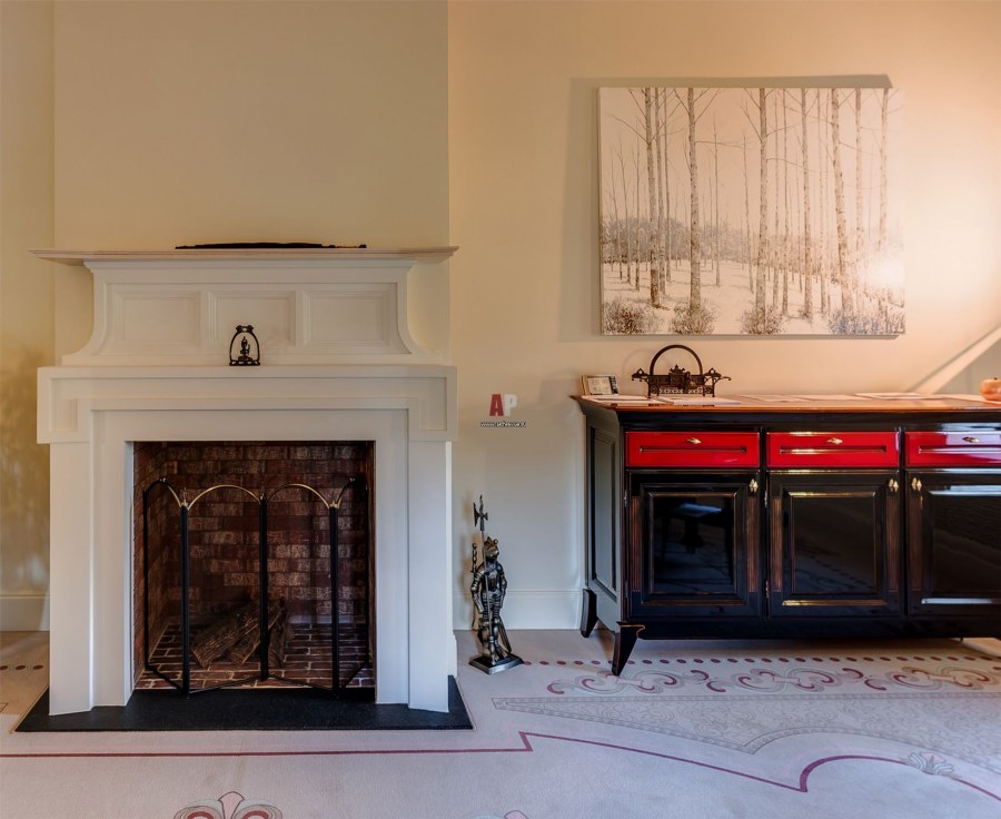 Угловой камин в стиле Неоклассика