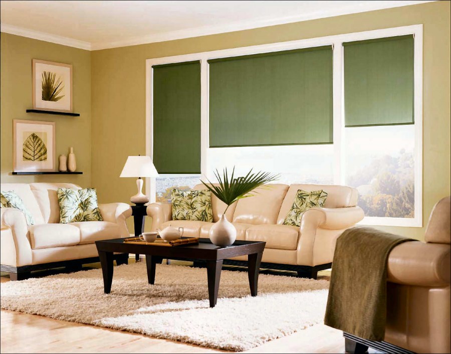 Деревянные жалюзи в интерьере гостиной