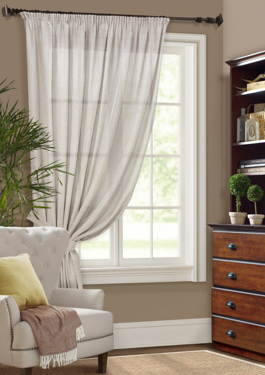 Белые шторы в гостиной