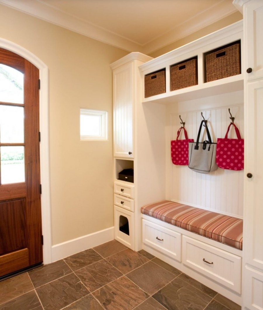 Прихожая в частном доме маленькая