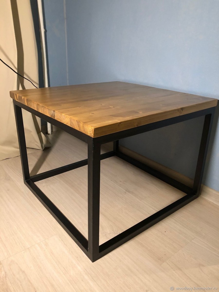 Журнальный столик из металла и дерева