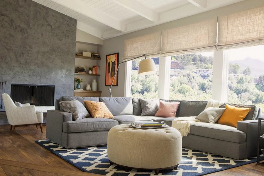 Серый диван в гостиной