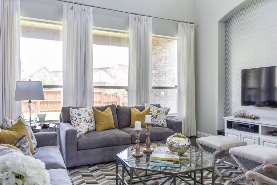 Диван серого цвета в интерьере гостиной 35 м2